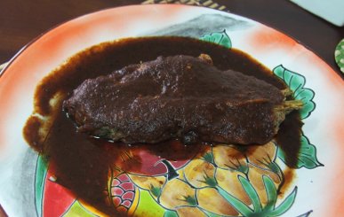 Huauzontle mit Salsa übergossen.