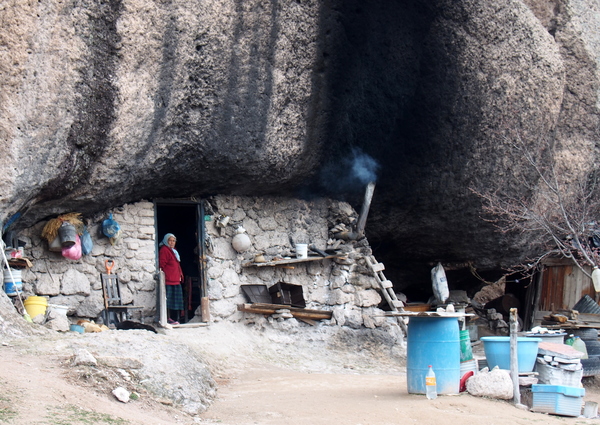 Rarámuri vor ihrer Höhle