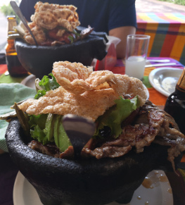 Eine Molcajete mit Chicharron, Bistec und Nopal.