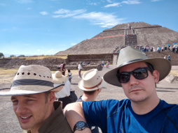Chörchill und Bonz vor der Sonnenpyramide.