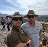 Chörchill und Goofy auf der Sonnenpyramide.