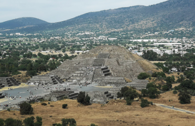 Die Mondpyramide von Teotihuacán, von der Sonnenpyramide her gesehen.