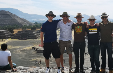 Gruppenfoto auf der Mondpyramide.