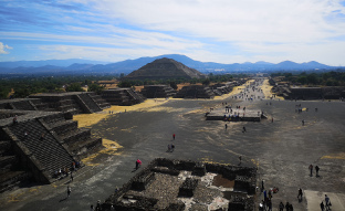 Die Weitläufigkeit von Teotihuacán von der Mondpyramide her gesehen.
