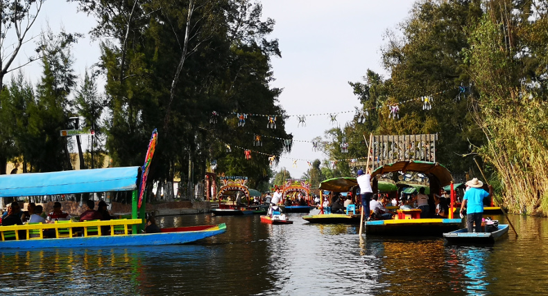 Die Trajineras im Kanalsystem von Xochimilco.