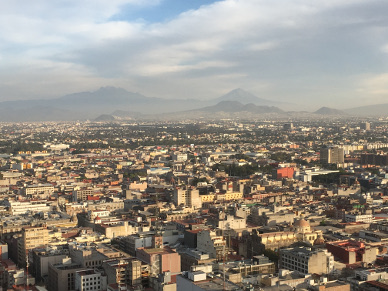 Aussicht in Richtung den Vulkanen Iztaccíhuatl und Popocatépetl (links und rechts im Hintergrund).