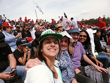 Gruppenfoto auf der Zuschauer-Tribüne.