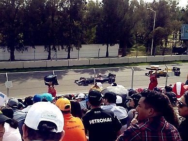 Formel-1 Boliden am vorbei rasen.